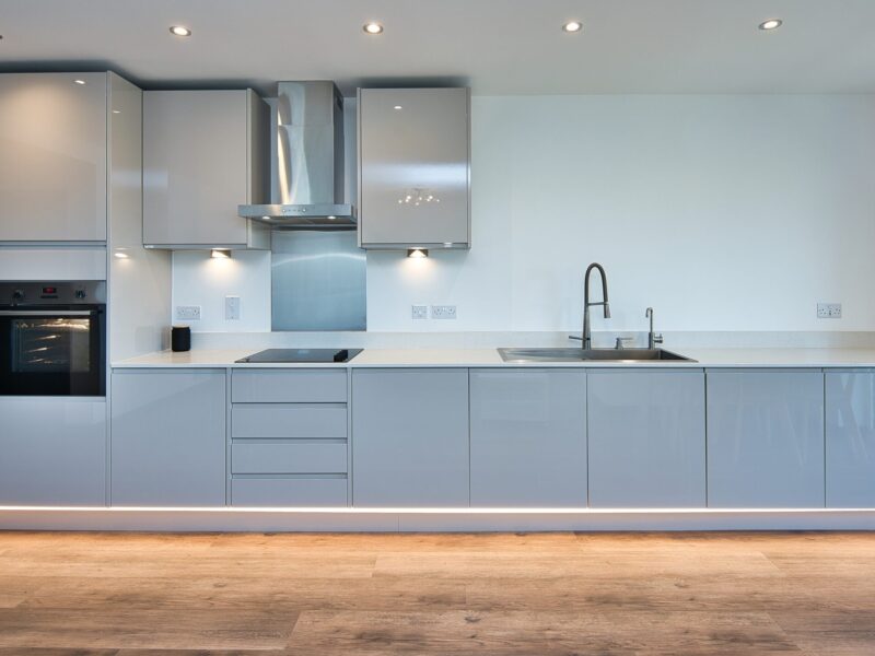 Contemporary,Kitchen,With,Grey,Glossy,Cabined,Doors,And,White,Quartz